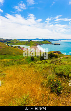 San Francisco im fernen Hintergrund gesehen von oben auf die Marin Headlands über Fort San und Rodeo-Strand Stockfoto