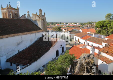 SERPA, PORTUGAL: Blick auf die Altstadt von der Burg mit Santa Maria Kirche im Vordergrund Stockfoto