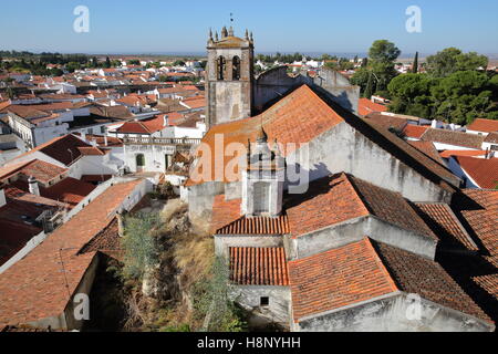 SERPA, PORTUGAL: Blick auf die Altstadt von der Burg mit Santa Maria Kirche im Vordergrund Stockfoto