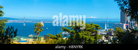 Hohen Winkel detaillierte Panoramablick auf der Bucht Brücke zwischen East Bay mit dem Financial District in San Francisco Bay Wasser Stockfoto