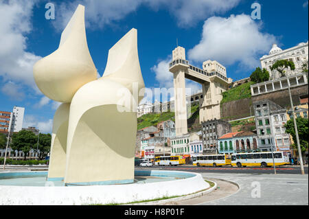 SALVADOR, Brasilien - 12. März 2015: Moderne Skulptur bekannt, lokal als "Bunda" den Blick auf die Skyline der Stadt dominiert. Stockfoto