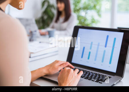 Frau im Büro arbeiten Stockfoto