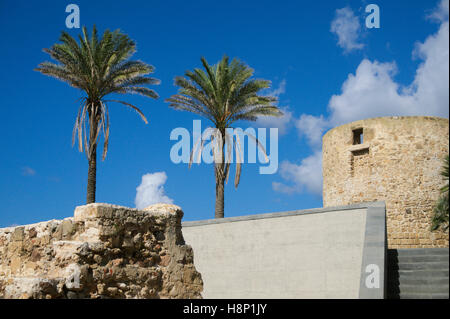 Wände und Befestigungsturm in Alghero, Sardinien, Italien Stockfoto