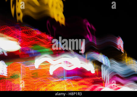 Bewegungsunschärfe Neon Straßenschilder in der Nacht. Stockfoto