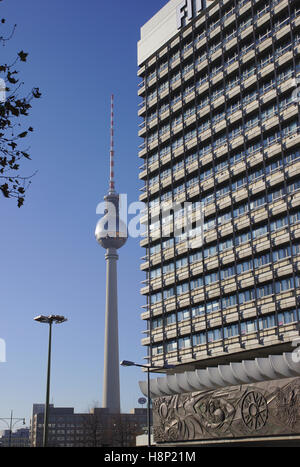 Haus des Reisens (Haus des Reisens) und Fernsehturm, nahe Alexanderplatz, Berlin Stockfoto