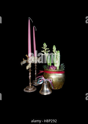 Rosa Thema Kerzen Hyazinthe Weihnachtsschmuck aus goldenem Metall Schalen isoliert auf schwarz Stockfoto