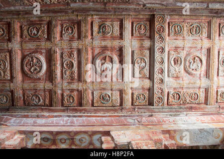 Sulptures und Schnitzereien an der Decke, Nataraja Mandapa, Airavatesvara-Tempel-Komplex, Darasuram, Tamil Nadu, Indien. In den cent Stockfoto