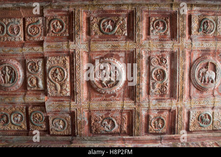 Sulptures und Schnitzereien an der Decke, Nataraja Mandapa, Airavatesvara-Tempel-Komplex, Darasuram, Tamil Nadu, Indien. Stockfoto