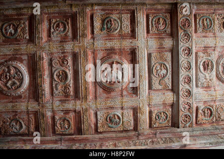 Sulptures und Schnitzereien an der Decke, Nataraja Mandapa, Airavatesvara-Tempel-Komplex, Darasuram, Tamil Nadu, Indien. Stockfoto