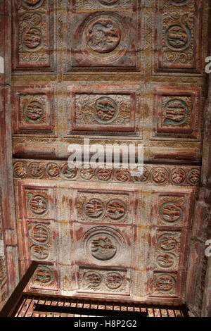 Sulptures und Schnitzereien an der Decke, Nataraja Mandapa, Airavatesvara-Tempel-Komplex, Darasuram, Tamil Nadu, Indien. Stockfoto