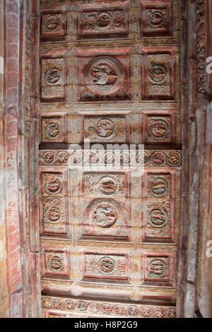 Sulptures und Schnitzereien an der Decke, Nataraja Mandapa, Airavatesvara-Tempel-Komplex, Darasuram, Tamil Nadu, Indien. Stockfoto