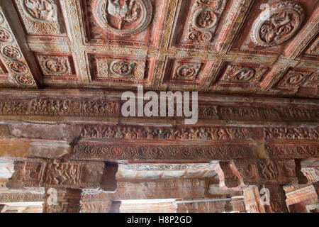 Sulptures und Schnitzereien an der Decke und Säulen, Nataraja Mandapa, Airavatesvara-Tempel-Komplex, Darasuram, Tamil Nadu, Indien. Stockfoto