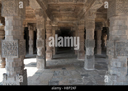 Inneren Säulen mit mythologischen Geschichten, Agra-Mandapa, Airavatesvara-Tempel in Darasuram, Tamil Nadu, Indien. Stockfoto