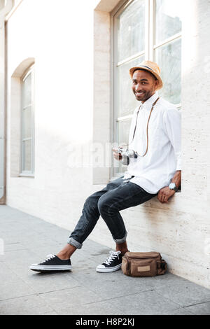 Porträt der schwarze Mann auf der Straße. schaut in die Kamera Stockfoto