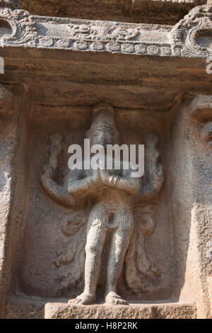 Indra, der König der Götter, die zweite Nische an der Basis der Agra-Mandapa, Airavatesvara-Tempel, Darasuram, Tamil Nadu, Indien. Stockfoto