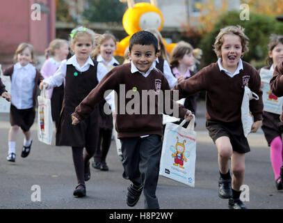 PV-ein Kinder mit ihren Geschenken aus Bookbug im Bereich Roseburn Grundschule in Edinburgh, Buch Woche Schottland 2016 feiern Nationalfeiertag Lesung nehmen Platz vom 21. November bis 27. November. Stockfoto