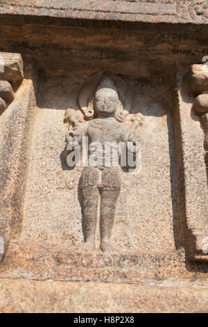 Surya, der Sonnengott, Nische an der Basis der Agra-Mandapa, Airavatesvara-Tempel, Darasuram, Tamil Nadu, Indien. Stockfoto