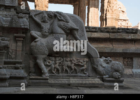 Balustrade zeigt einen Soldaten Reiten ein Fabelwesen, Nord-West-Mandapa, Airavatesvara-Tempel, Darasuram, Tamil Nadu, Indien. Stockfoto