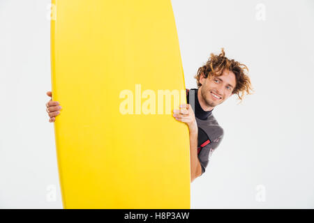 Fröhlich lächelnd Sportler aus dem Surfbrett auf dem weißen Hintergrund isoliert Stockfoto