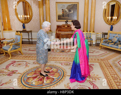 Königin Elizabeth II schüttelt Hände mit ihrer Exzellenz Ms Amari Mandika Wijewardene Hochkommissar von Sri Lanka, bevor sie ihre Briefe der Kommission bei einer Privataudienz mit ihrer Majestät im Londoner Buckingham Palace präsentiert. Stockfoto