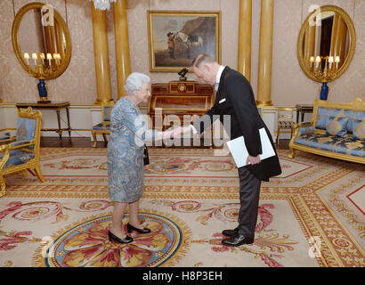 Königin Elizabeth II schüttelt Hände mit seiner Exzellenz Herr Kristof Szalay-Bobrovniczky der Botschafter von Ungarn, bevor er sein Beglaubigungsschreiben an einer Privataudienz mit ihrer Majestät im Londoner Buckingham Palace präsentiert. Stockfoto