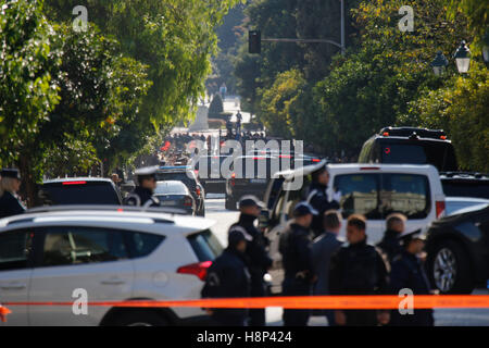 Athen, Griechenland. 15. November 2016. Die Präsidenten Konvoi fährt nach unten Irodou Attikou Straße in Richtung der Presidential Villa. Der Präsident der Vereinigten Staaten von Amerika, Barack Obama, kam in Athen, wie die erste Station auf seiner letzten Runde der Staaten als PrÃ ¤ sident der USA besucht, führt ihn nach Griechenland, Deutschland und Peru. © Michael Debets/Pacific Press/Alamy Live-Nachrichten Stockfoto