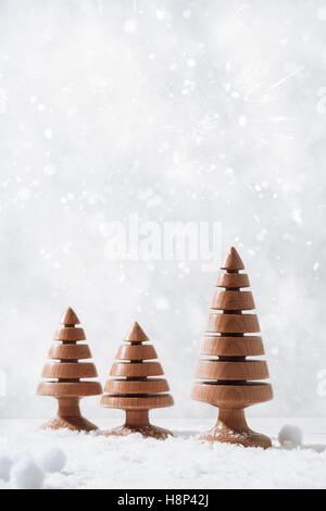 Stellte sich das Holz Christbaumschmuck im Schnee einstellen Stockfoto