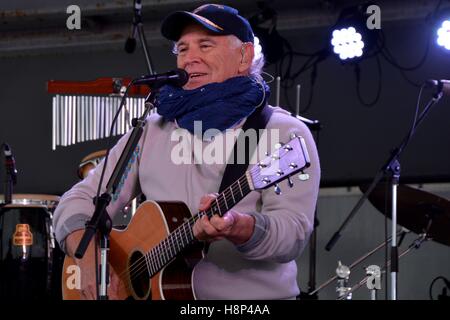 Sänger Jimmy Buffett und die Coral Reefer Band führen für US-Soldaten und ihre Familien während eine Flotte Aktivitäten-Konzert im Rahmen der sein ich weiß nicht, Tour 30. Oktober 2016 in Yokosuka, Japan. Stockfoto