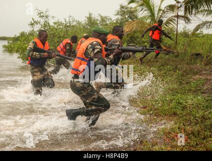 Senegalesischen Commando Soldaten stürmen am Strand bei einem Strand RAID-Übung 10. September 2015 in Toubacouta, Senegal. Stockfoto