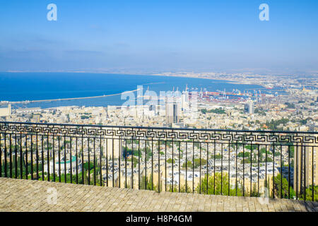 Blick auf die Bucht und den Hafen von Louis Promenade, in Haifa, Israel Stockfoto