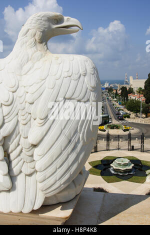 Eine typische Adler-Statue in der Bahai-Gärten, an den Hängen des Berges Karmel in Haifa, Israel. Die deutsche Kolonie befindet sich in der Stockfoto