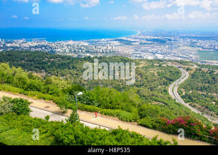 Panoramablick auf die Bucht von Haifa, mit der Innenstadt von Haifa, den Hafen, das Industriegebiet und die Steigung des Berges Karmel. Gesehenen f Stockfoto