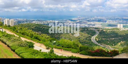 Panoramablick auf die Bucht von Haifa, mit der Innenstadt von Haifa, den Hafen, das Industriegebiet und die Steigung des Berges Karmel. Gesehenen f Stockfoto