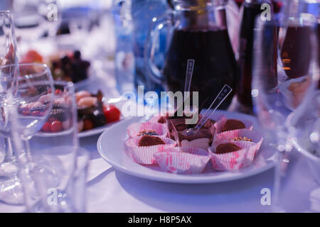Catering Banketttisch mit gebackenen Food-Snacks, Sandwiches, Kuchen, Tassen und Teller, selbst dienen, Abendessen in Buffetform zu öffnen Stockfoto