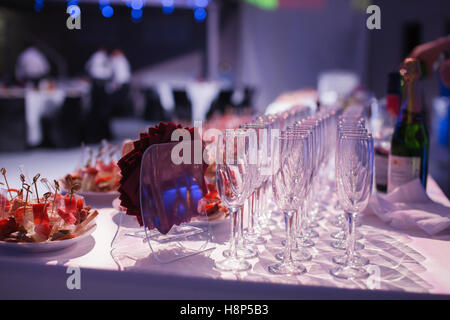 Catering Banketttisch mit gebackenen Food-Snacks, Sandwiches, Kuchen, Tassen und Teller, selbst dienen, Abendessen in Buffetform zu öffnen Stockfoto