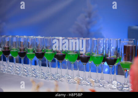 Catering Banketttisch mit gebackenen Food-Snacks, Sandwiches, Kuchen, Tassen und Teller, selbst dienen, Abendessen in Buffetform zu öffnen Stockfoto