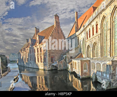 Alte St. Johannes Hospital spiegelt sich in einem Kanal in Brügge, Belgien Stockfoto