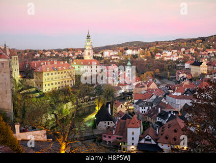 Stadt Cesky Krumlov und Sforzesco anzeigen nach Sonnenuntergang Stockfoto