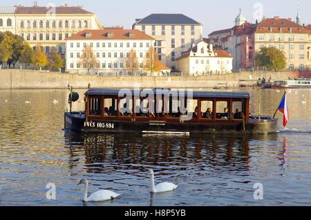 Cruise Boot auf der Moldau, Prag Stockfoto