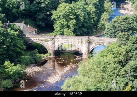 Großbritannien, England, Yorkshire, Richmond - befindet sich eine alte Steinbrücke in der Stadt Richmond in Nord Yorkshire. Stockfoto