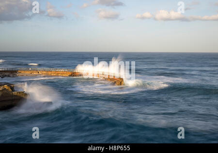 Auswirkungen auf die Ufermauer an die Kinder Pool Strand Wellen. La Jolla, Kalifornien, USA. Stockfoto