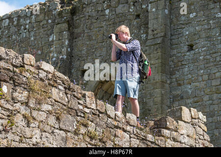 Großbritannien, England, Yorkshire, Richmond - eine junge männliche Touristen fotografieren mit der Kamera in der Abtei von St. Agatha, häufiger Stockfoto