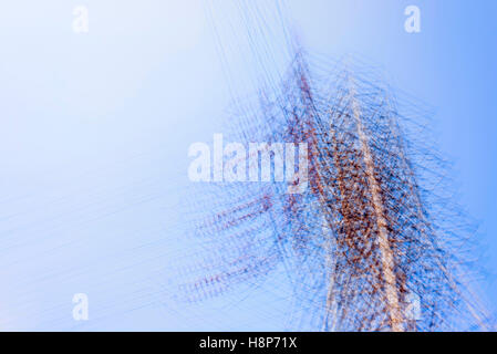 mehrfache Belichtung Bild von Stromleitungen und elektrischen Turm Stockfoto