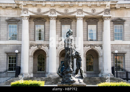 Dublin, Irland - Skulptur außerhalb der Custom House, einem neoklassizistischen 18. Jahrhundert Gebäude in Dublin, Irland. Stockfoto