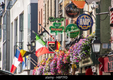 Dublin, Irland - bunte Bar Neonreklamen und Fahnen außerhalb einer Bar in der Stadt Dublin. Stockfoto