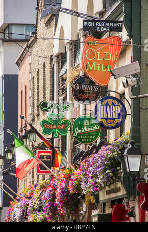 Dublin, Irland - bunte Bar Neonreklamen und Fahnen außerhalb einer Bar in der Stadt Dublin. Stockfoto