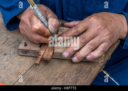 In der Nähe Hände, Handwerker Carving chinesische hölzerne Movable Type Zeichen, Dongyuan Dorf, Ruian, Zhejiang Province, China Stockfoto