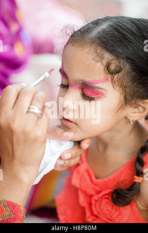 Vier Jahre alte nette hübsche Mädchen jung Kind mit ihrem Gesicht gemalt für Spaß bei einer Geburtstagsparty Stockfoto