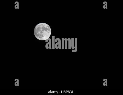Mond in einer klaren Nacht Stockfoto
