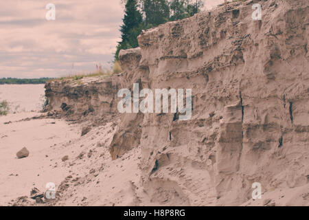 Der dramatische steilen Sandstrand am Fluss. Schwalbennester Stockfoto